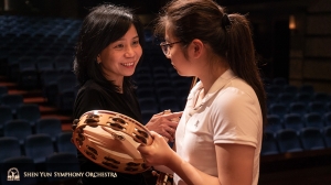 La maîtresse de concert Chia-Chi Lin prend un peu de temps pour partager ses conseils avec la percussionniste Jazmine Jia.