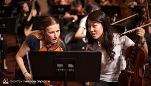 La soliste de violon Rachel Chen (à droite) et la violoniste Paulina Cha échangent à propos d’un nouveau morceau de rappel, ajouté pour notre public enthousiaste de Taïwan.