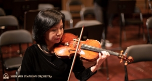 La maîtresse de concert Chia-Chi Lin s'entraîne sur scène avant le spectacle.