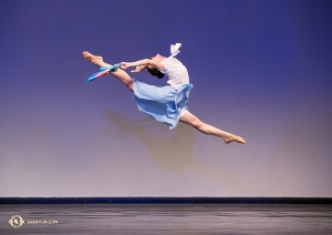Le saut du « Voyage de l’Oiseau de Feu », par Bella Fan.