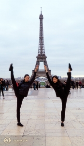 danseuses Olivia Zhang et Elsie Shi (de gauche &agrave; droite) encadrent la tour