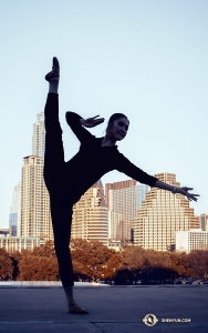 de danseurs sur cette photo de la tour Eiffel que seulement dix qui posent au