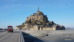 <p>La Shen Yun International Company visite l'une des attractions touristiques les plus populaires de France, le mont Saint-Michel, une abbaye dont l&rsquo;histoire remonte au VIII&egrave;me si&egrave;cle. (Photo de la danseuse Kexin Li)<br />