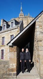 Les danseuses Jaling et Madeline Lobjois posent avec le point culminant de l'&icirc;le&nbsp;: le clocher de l'abbaye, &agrave; l'arri&egrave;re-plan. (Photo de Kexin Li)<br />