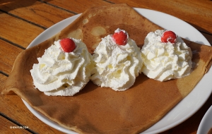 Les cr&ecirc;pes locales sont un must. Il semble y avoir plus de cr&egrave;me fouett&eacute;e que de cr&ecirc;pe, mais nous pouvons y faire face. (Photo de Kexin Li)<br />
