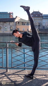 Pour qu'un danseur puisse donner un coup de pied de plus de 180 degr&eacute;s, il doit aller bien au-del&agrave;, comme le fait Joe Chang ici. (Photo de Monty Mou)<br />
