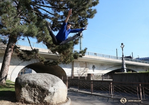 Un danseur saute d'un rocher &agrave; Gen&egrave;ve. Nous croisons les doigts pour un atterrissage en douceur ! (Photo de Nick Zhao)<br />