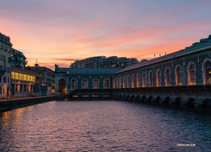 Le b&acirc;timent des Forces Motrice illumin&eacute; au cr&eacute;puscule. (Photo d&rsquo;Andrew Fung)<br />
