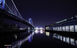 Vue nocturne du pont Benjamin Franklin, suspendu au-dessus de la rivi&egrave;re Delaware.<br />