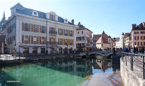 Annecy est un endroit charmant &agrave; visiter, avec ses jolis canaux, ses all&eacute;es pav&eacute;es et ses b&acirc;timents aux couleurs pastel. (Photo de Kexin Li)<br />