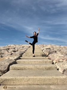 La danseuse Daoyong Zheng pose sur les marches de pierre pr&egrave;s de la plage. (Photo de la projectionniste Annie Li)<br />