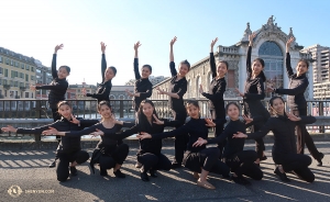 <p>Les danseurs aident &agrave; embellir l'espace en dehors du th&eacute;&acirc;tre &agrave; Gen&egrave;ve. (Photo de Kexin Li)<br />