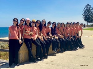 Les danseuses posent ensemble pendant le court arr&ecirc;t &agrave; la plage de Cottesloe avant de se rendre &agrave; l'a&eacute;roport. (Photo de Regina Dong) <br />
