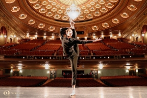 <pre>La danseuse Yinian Chen s'&eacute;chauffe avant l'une des trois repr&eacute;sentations dans ce b&acirc;timent presque centenaire, autrefois une salle de cin&eacute;ma, d&egrave;s 1928. (Photo de Kaidi Wu)</pre>