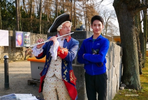 <p>Le danseur Stanley Lin rencontre un sosie de Fr&eacute;d&eacute;ric le Grand sur le site du palais. (Photo de Tony Zhao) </p>