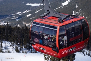 <p>Mont&eacute;e dans la plus haute remont&eacute;e m&eacute;canique du monde, la t&eacute;l&eacute;cabine PEAK 2 PEAK, qui nous conduit au sommet de la montagne Blackcomb. </p>