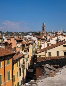 <p>De l'autre c&ocirc;t&eacute; de l'amphith&eacute;&acirc;tre, on aper&ccedil;oit au loin la Torre dei Lamberti, une tour de plus de 800 ans. Ses cloches &eacute;taient autrefois utilis&eacute;es pour organiser des r&eacute;unions de ville et avertir les citoyens des incendies. (Photo de Felix Sun) </p>