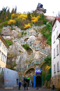 <pre>Un incroyable escalier en colima&ccedil;on monte au sommet d'une falaise. C'est un long chemin, mais nous sommes curieux. Allons-y ! (Photo du danseur Tony Zhao) </pre>