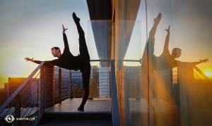 <p>La partie mexicaine de notre tourn&eacute;e d&eacute;bute cette ann&eacute;e &agrave; Mexico. Le danseur Jimmy Cha de la&nbsp;Shen Yun Touring Companyentame sa journ&eacute;e au lever du soleil depuis le balcon de son h&ocirc;tel. (Photo du danseur Sam Pu)&nbsp;</p>