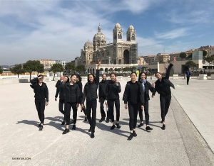 <p>Avec la cath&eacute;drale de Marseille &agrave; l&rsquo;arri&egrave;re-plan, les danseurs s&rsquo;amusent &agrave; se promener dans les environs.&nbsp;</p>