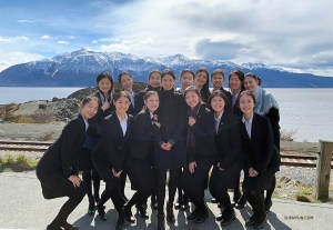 <p>Les danseuses utilisent l&rsquo;impressionnant paysage de l&rsquo;Alaska comme toile de fond pour une photo de groupe.</p>