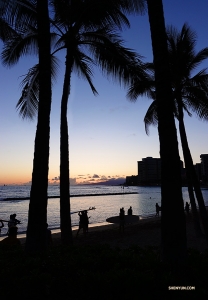 <p>Le danseur Jeff Chuang capture une silhouette de surfeurs locaux sur la plage d'Honolulu, une sc&egrave;ne typique de carte postale hawa&iuml;enne.&nbsp;</p>