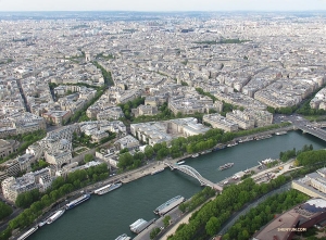 <p>De l'autre c&ocirc;t&eacute; de la tour Eiffel, on peut apercevoir la Seine, qui coule juste &agrave; c&ocirc;t&eacute;.&nbsp;</p>
