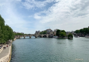 <p>Nous appr&eacute;cions les eaux calmes sur un pont surplombant la Seine, &agrave; Paris.</p>