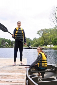 <p>Plus pr&egrave;s de chez nous, les danseuses Lilly (&agrave; gauche) et Katie Parker sont pr&ecirc;tes &agrave; faire du canot sur le lac Lewis en Pennsylvanie.</p>