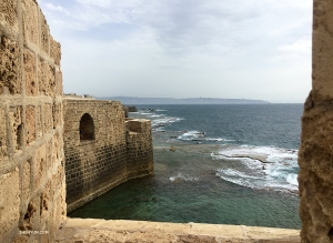 <p>Le ma&icirc;tre de c&eacute;r&eacute;monie, Leeshai Lemish est retourn&eacute; en Isra&euml;l o&ugrave; il a grandi et a visit&eacute; la ville d'Acre. Ces digues d&eacute;fendirent la ville contre le si&egrave;ge de Napol&eacute;on en 1799, portant un coup d&eacute;cisif &agrave; la tentative de Bonaparte de conqu&eacute;rir l'Orient.</p>