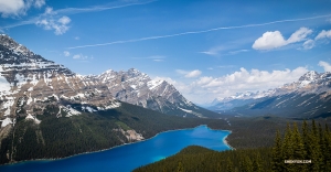 <p>Le lac Peyto - son eau contient de la farine de roche glaciaire, qui r&eacute;fl&eacute;chit la lumi&egrave;re du soleil pour produire d&rsquo;intenses teintes de bleu.</p>