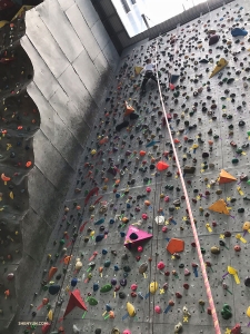 Après Disneyland, Melody Qin a essayé l'escalade. « Pas si difficile que ça », nous dit-elle... mais c’est une première danseuse.