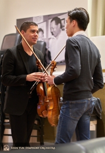 Les violonistes Gustavo Briceno et Austin Zhong discutent musique.