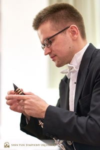 Le clarinettiste principal Yvegeniy Reznik vérifie son instrument à l'entracte.