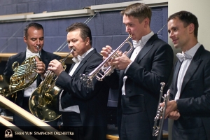 La section des cuivres se prépare pour un concert au Symphony Center Orchestra Hall de Chicago
