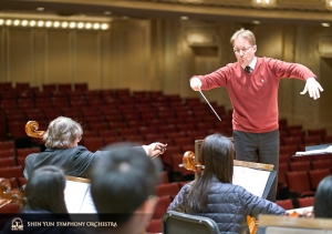 Le chef d'orchestre Dmitry Russu travaille avec la section des violoncelles.