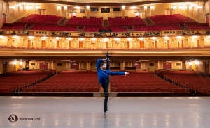 Pendant ce temps, le danseur Ty Chen s'échauffe avant la première représentation de la Shen Yun Global Company au War Memorial Opera House de San Francisco. 

(Photo de Zhiheng Li)