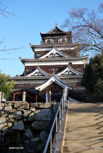 Le château d'Hiroshima ne déçoit pas. Le bâtiment principal, haut de cinq étages, offre, du sommet, une vue panoramique sur la ville. 

(Photo de la danseuse principale Angelia Wang)