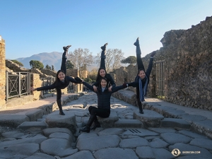 Sophie Xie offre son soutien à ses collègues danseuses (en partant de la gauche) Xindi Cai, Ceci Wang et Jenni Song, alors qu’elles sont en équilibre dans la ville bien préservée des cendres lors de l’irruption du mont Vésuve en l’an 79. 

(Photo de la danseuse Diana Teng)