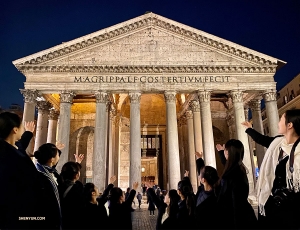 Les danseurs présentent l’un des monuments les mieux conservés de Rome : le temple réservé aux dieux : le Panthéon ! 

(Photo de Rachael Bastick)