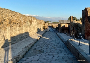Aperçu de la lune au loin depuis une des rues de Pompéi. 

(Photo de Rachael Bastick)
