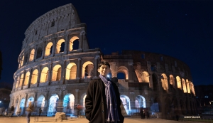Explorant Rome au clair de lune, le danseur Kim Jisung pose devant le Colisée. (Photo par Andrew Fung)

(Photo by Andrew Fung) 
