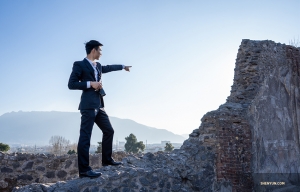Le danseur Eric Lam pointe son doigt vers Pompéi. (Photo de William Li)