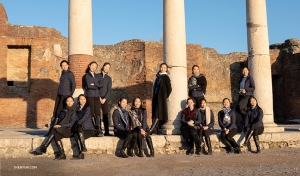 Les danseuses posent avec désinvolture dans les anciennes ruines de la ville. (Photo d'Andrew Fung)