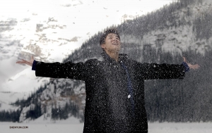 Le danseur Rubi Cho s’amuse sous une pluie de neige. (Photo de Ben Chen)