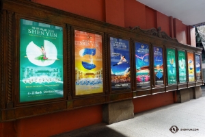 Shen Yun arrive au Capitol Theater de Sydney et y découvre une exposition d'affiches de Shen Yun d'hier et d'aujourd'hui. (Photo de Jeff Chuang)