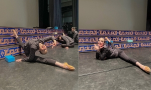 De l'autre côté de la scène, la danseuse Tara aborde avec le sourire sa séance d'étirements d’avant-spectacle !