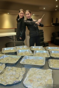 La maîtresse de cérémonie Ashley Wei et la danseuse Fanny se délectent à la vue de raviolis, un aliment de base du nord de la Chine.