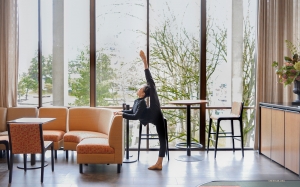 Les danseurs trouvent toujours un moment propice pour s'étirer, que ce soit dans le salon…