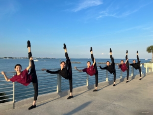 Pourquoi se rendre dans un studio de danse quand on a le grand air ? Ces danseuses tirent le meilleur parti de leur environnement en utilisant tout ce qu'elles trouvent comme barre de fortune, y compris cette balustrade au bord de l'eau !